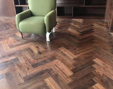 hình ảnh căn phòng được lát sàn gỗ chiu liu kiểu xương cá