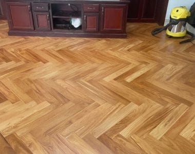 hình ảnh hoàn thành sàn gỗ gõ đỏ theo kiểu xuong cá