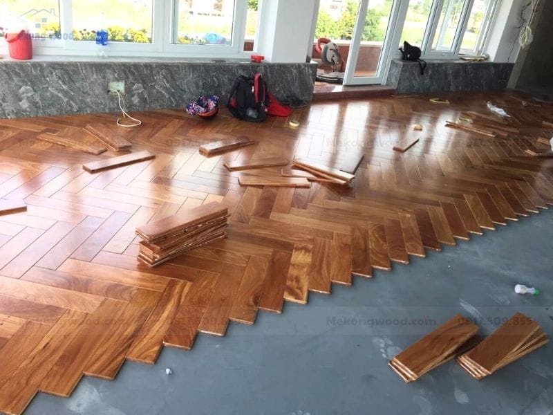 thi công sàn gỗ gõ ssor kiểu xương cá