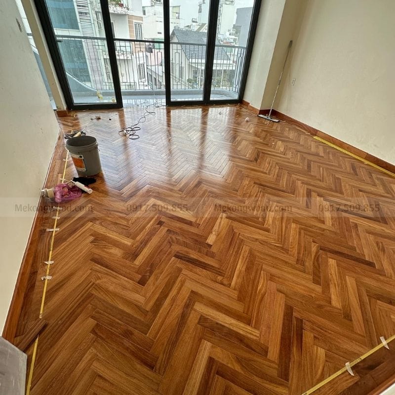 Sàn gỗ Gõ Đỏ tự nhiên – màu đỏ vàng quý phái, vân gỗ tinh tế, bền đẹp trên 25 năm