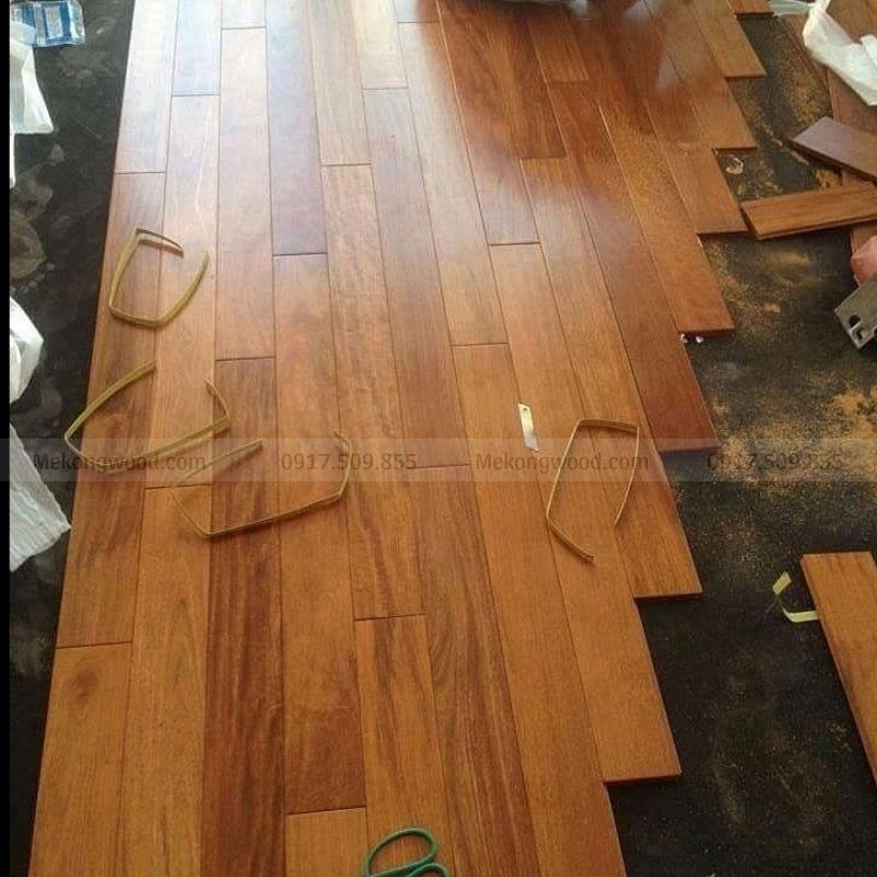 Thi công lắp đặt sàn gỗ Lim ở phòng khách gia đình