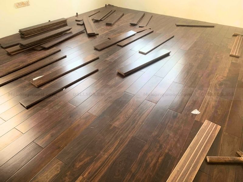 Thi công sàn gỗ óc chó sang trọng, phù hợp phòng khách và biệt thự cao cấp.