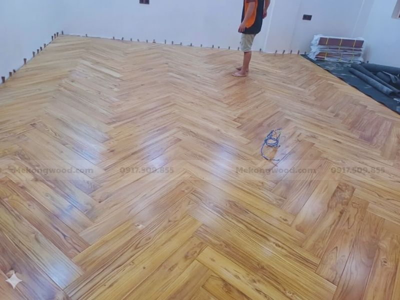hình ảnh thi công sàn gỗ teak cho phòng ngủ