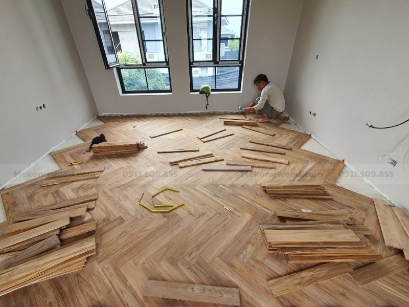 hình ảnh thi công sàn gỗ teak kiểu xương cá