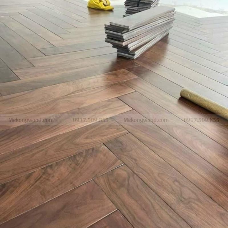 Mẫu sàn gỗ óc chó kiểu xương cá mang lại vẻ ấm áp và đẳng cấp cho không gian sống.