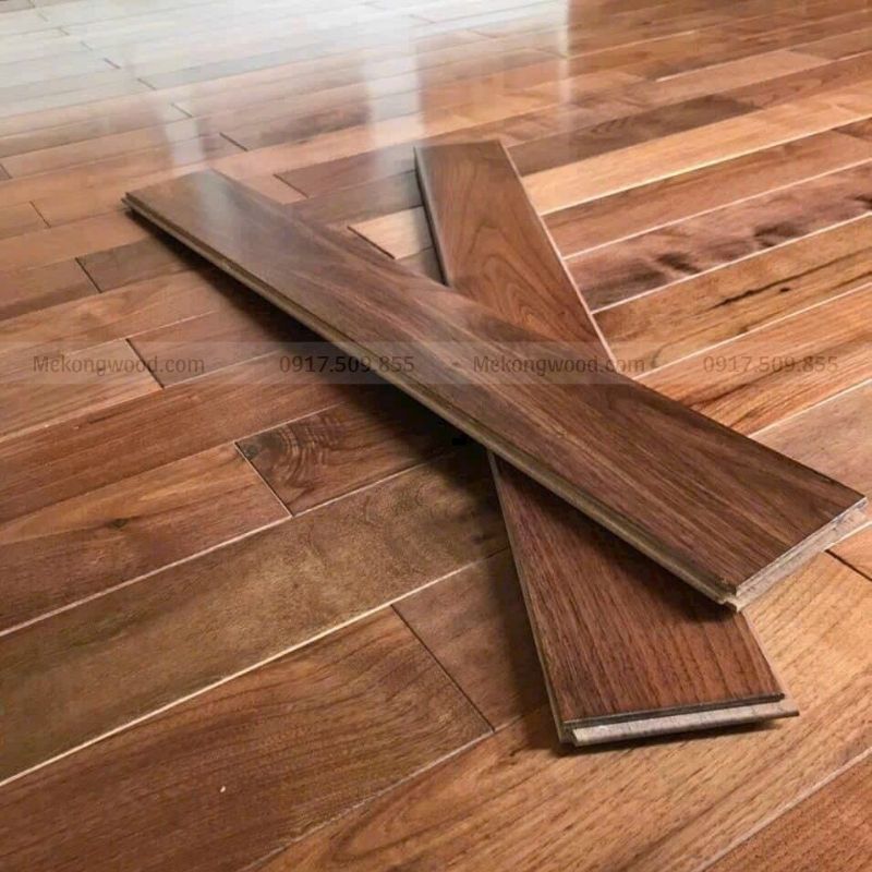 Sàn gỗ óc chó tự nhiên kết hợp nội thất gỗ tạo tổng thể hài hòa và sang trọng.