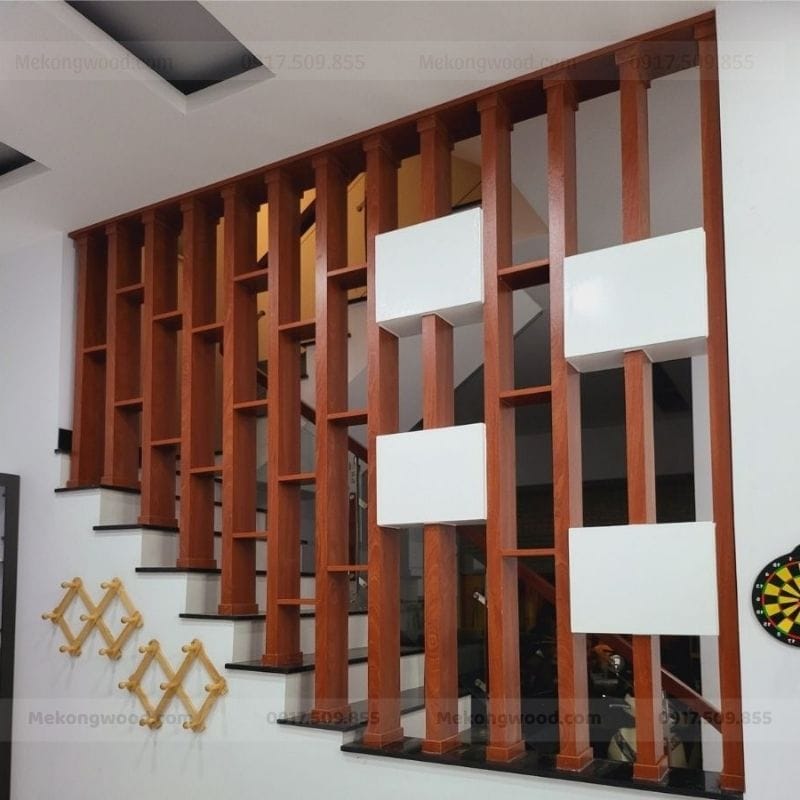 Mẫu vách ngăn cầu thang gỗ căm xe hiện đại 