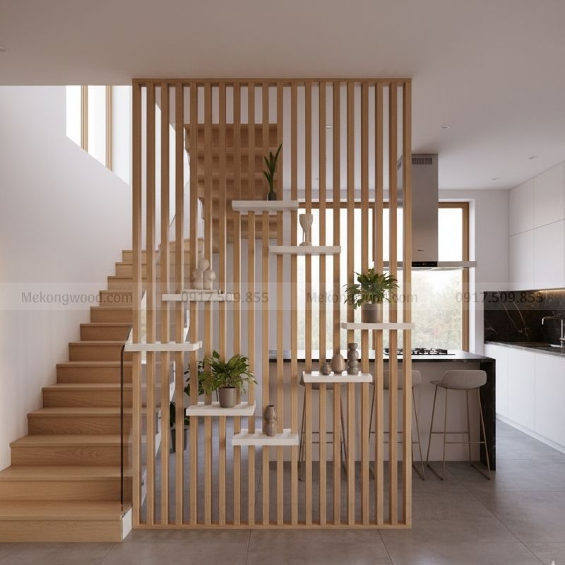 Vách ngăn cầu thang với bếp bằng vật liệu CNC/Lam gỗ màu sáng, thiết kế xuyên sáng giúp lưu thông ánh sáng và không khí giữa hai khu vực.