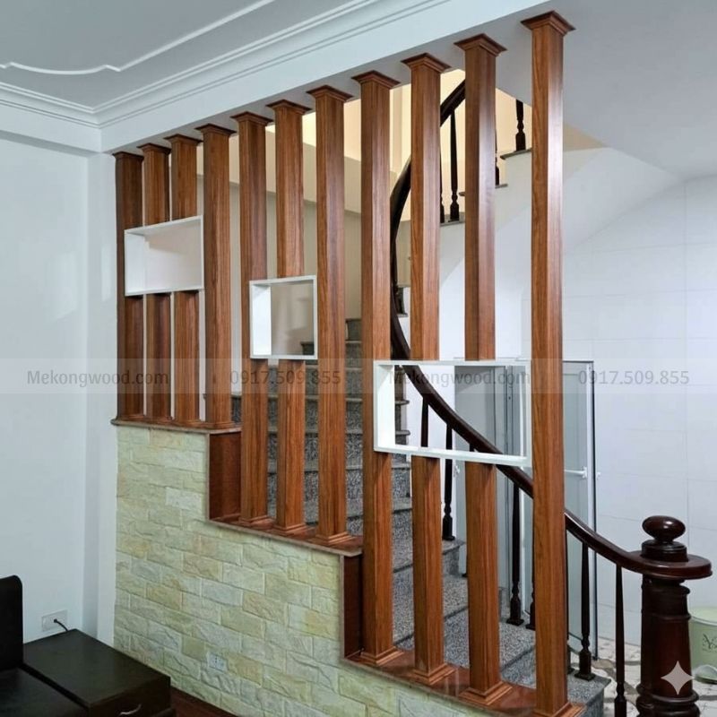 Vách ngăn cầu thang bằng gỗ giúp trang trí phòng khách đẹp hơn