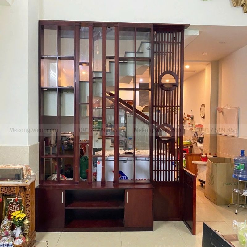 Vách ngăn cầu thang đa năng, vừa làm rào chắn vừa là nơi trưng bày đồ lưu niệm.