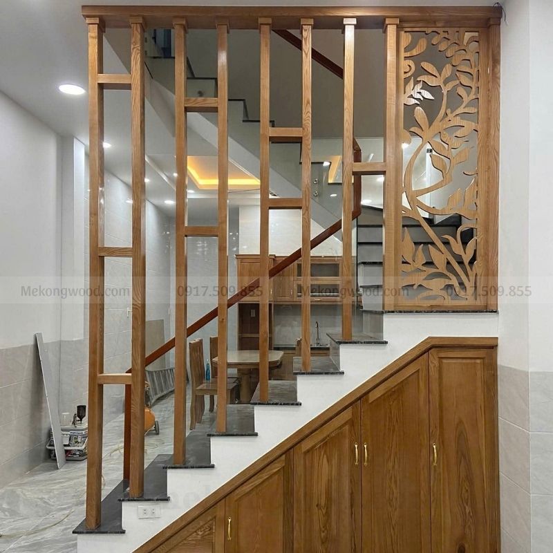 Thiết kế vách ngăn cầu thang phòng khách bằng gỗ tự nhiên đơn giản và hiện đại