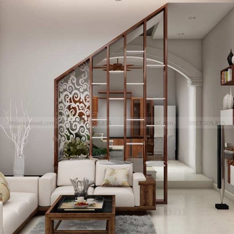 Hình ảnh chi tiết vách ngăn cầu thang phòng khách bằng lam gỗ tự nhiên, có thêm kệ trang trí tích hợp