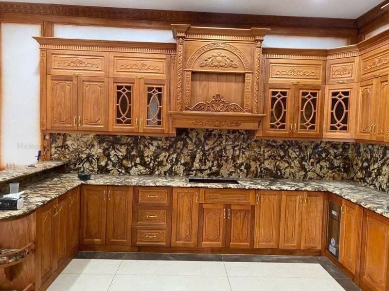 Tủ bếp tân cổ điển gỗ Gõ Đỏ tự nhiên, chạm khắc hoa văn quý phái