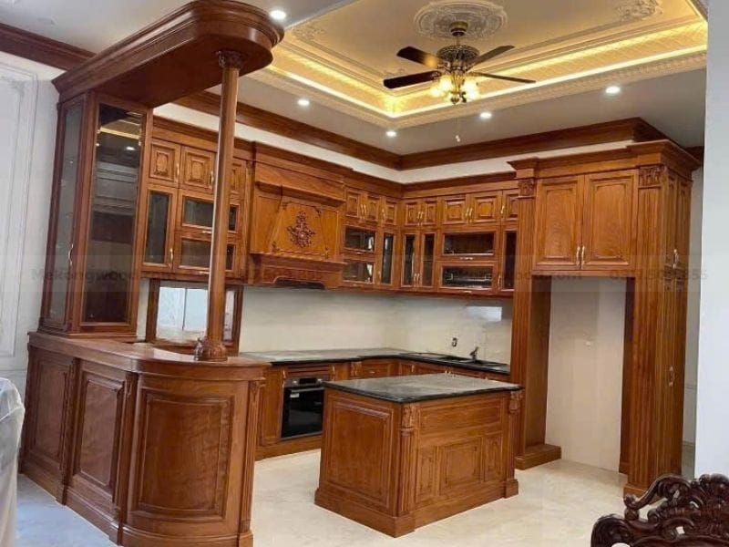 Bộ tủ bếp gỗ tự nhiên Tân Cổ Điển, kèm tủ rượu và bàn đảo đồng bộ