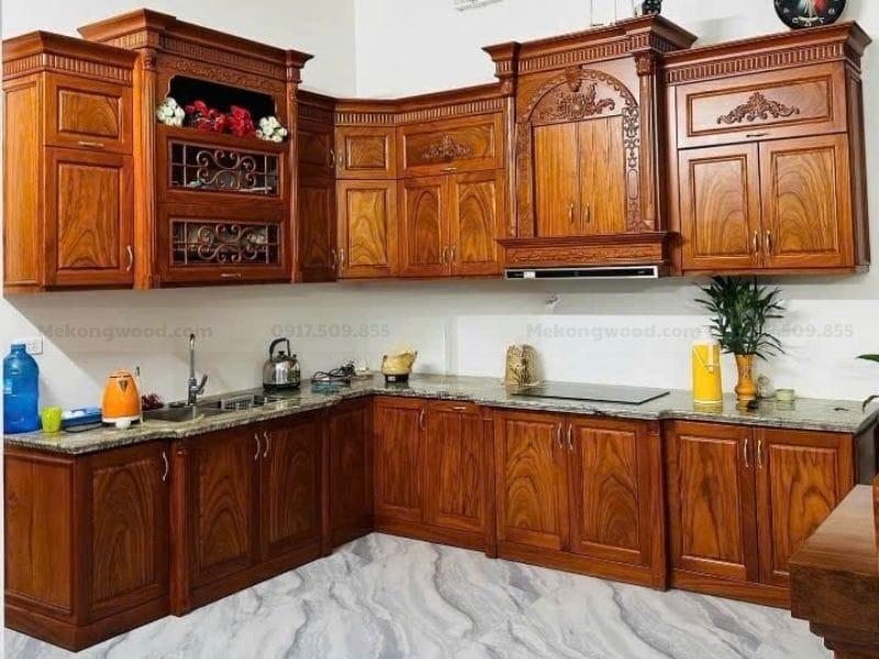 Tủ bếp Tân Cổ Điển gỗ tự nhiên, thiết kế phào chỉ lớn, sơn PU bóng mịn