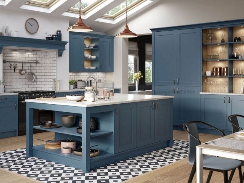 Góc bếp tân cổ điển gỗ công nghiệp Laminate sơn màu xanh, kết hợp bàn đảo lớn