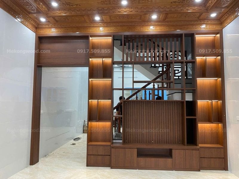 Decor vách tivi phòng khách có kệ trang trí