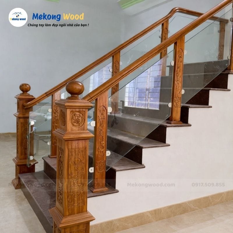 hình ảnh cầu thang nhà phố làm bằng gỗ kết hợp kính cường lực