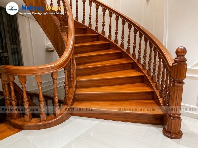 Mẫu cầu thang gỗ gõ đỏ cổ điến sang trọng