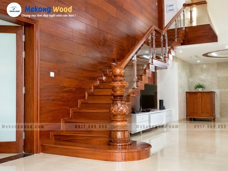 Hình ảnh cầu thang gõ gõ đỏ với lan can kính