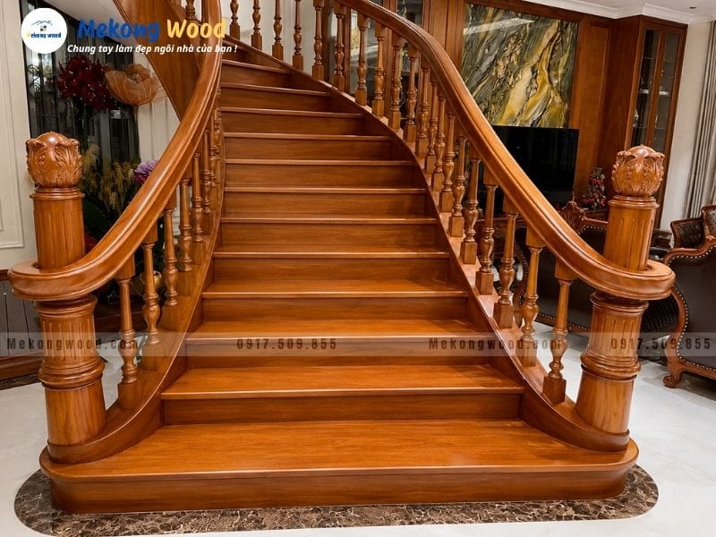 Hình ảnh cầu thang gõ gõ đỏ đồng bộ từ tay vịn đến bậc