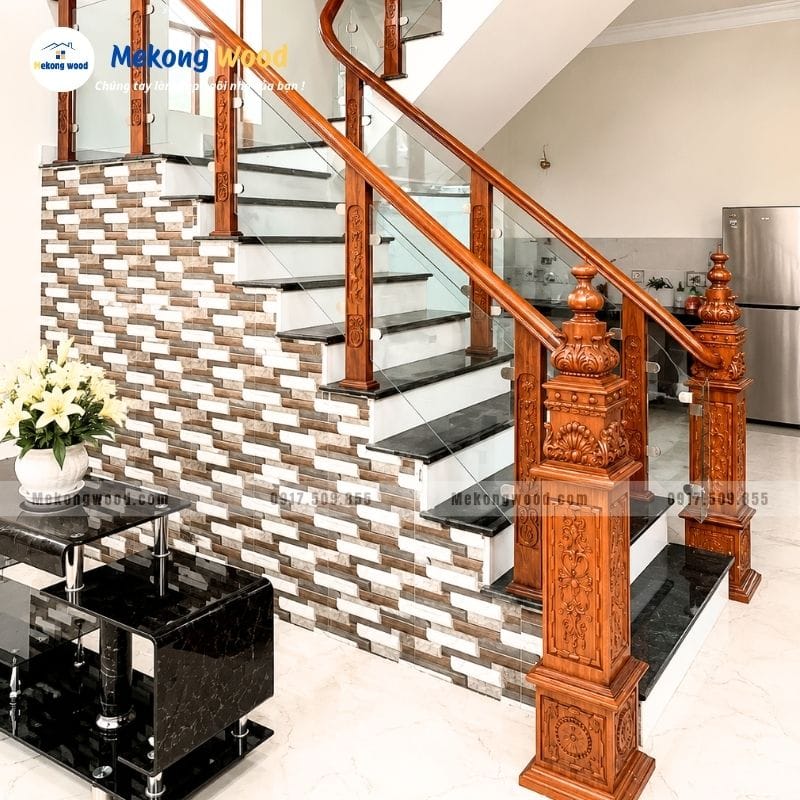 Caafuthang gỗ với trụ deba cổ điển kết hợp lan can kính