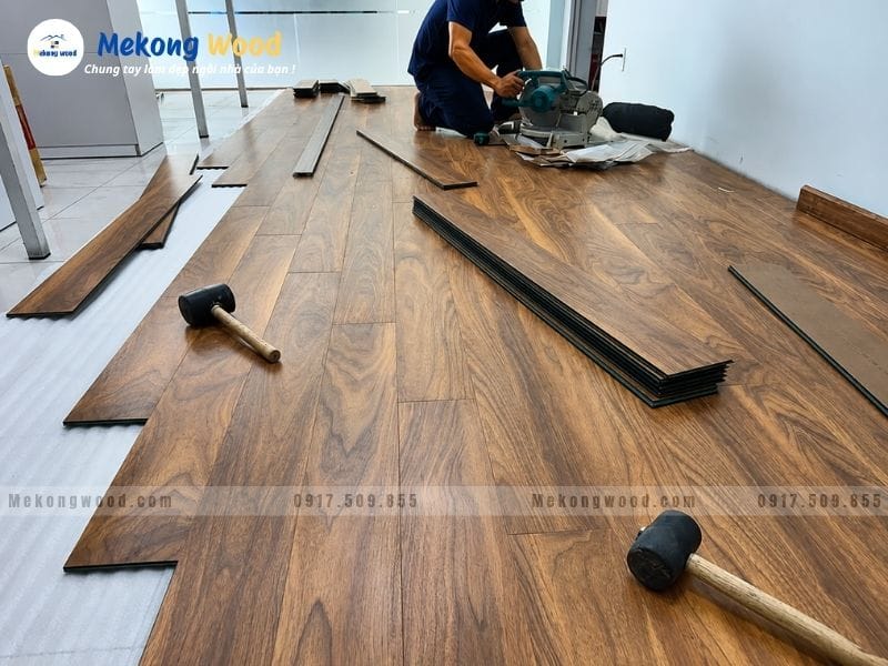 Thi công sàn gỗ óc chó tự nhiên cho nhà phố