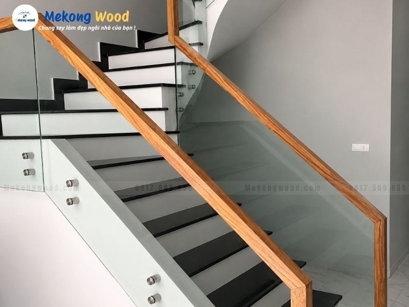 hình ảnh tay vịn gỗ hình vuông cùng lan can kính cường lực
