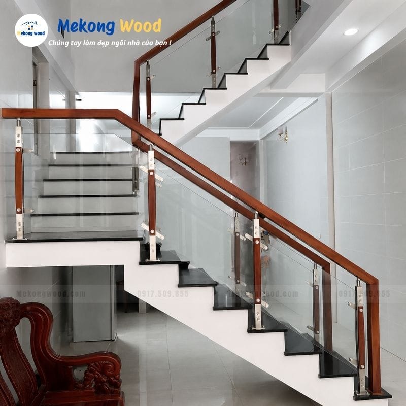 Hình ảnh lan can cầu thang kính cường lực có kép inox