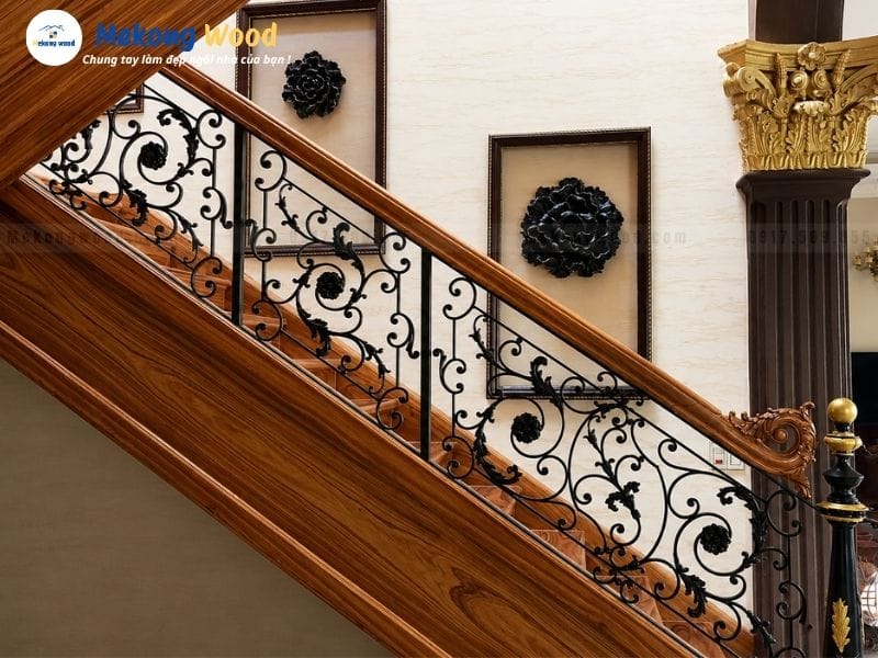 Hình ảnh mẫu lan can sát kiếu châu âu kết hợp tay vọn gỗ cổ điển
