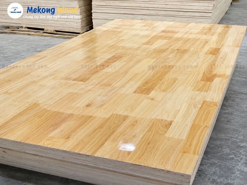 Hình ảnh tấm gỗ cao su ghép thanh răng cưa khi được xử lý phun PU