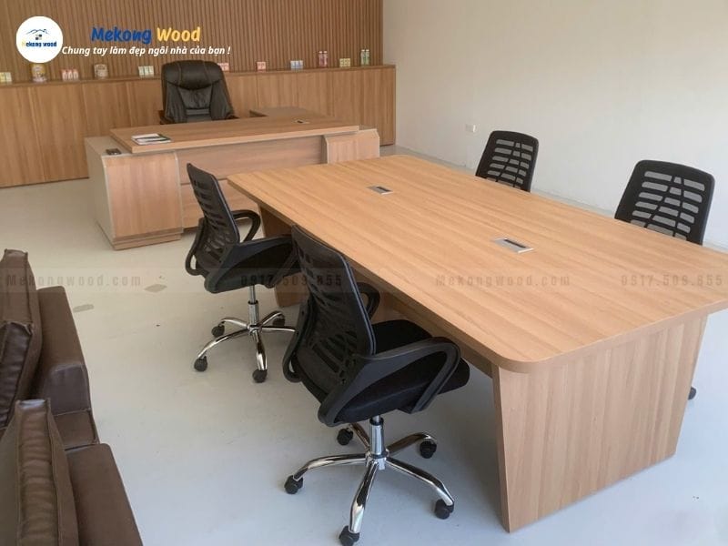 Hình ảnh bàn họp gỗ mdf phủ melamine tại văn phòng với vân gỗ