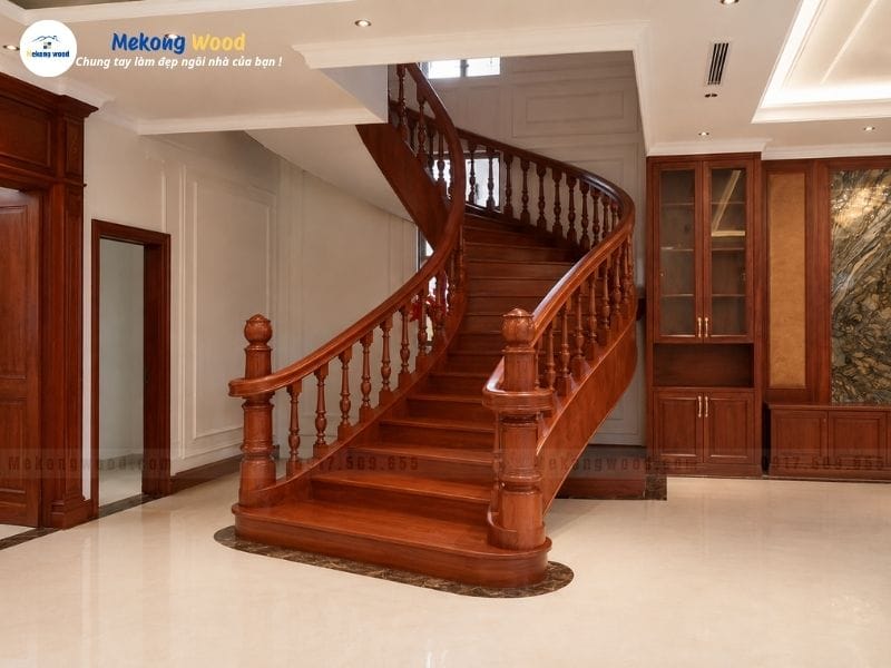 Hình ảnh mẫu cầu thang gỗ căm xe cổ điển