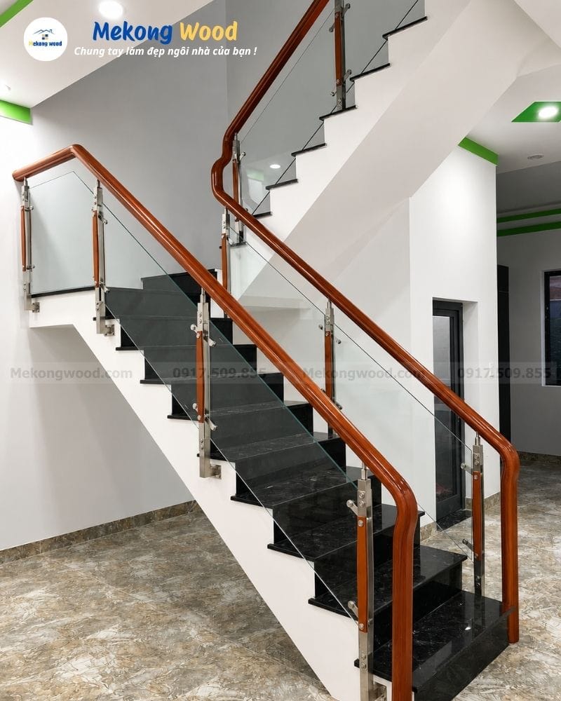 Cầu thang tay vịn gỗ cam xe kết hợp kính cường lực