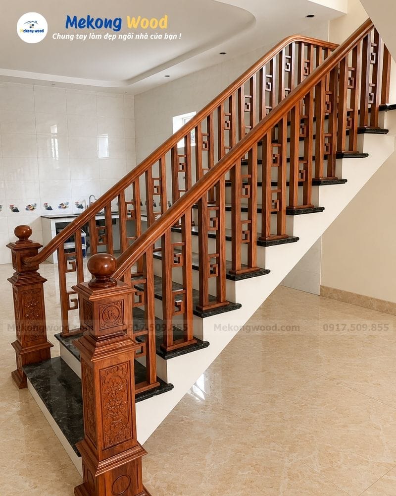 Mẫu cầu thang gỗ căm xe hiện đại với lan can móc vuông
