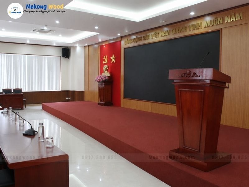 hình ảnh bục phát biểu gõ tự nhiên cao cấp tại hội trường